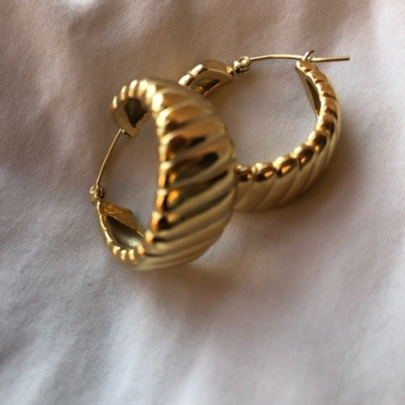 “Croissant” stainless steel gold hoops - Picture 3 of 4